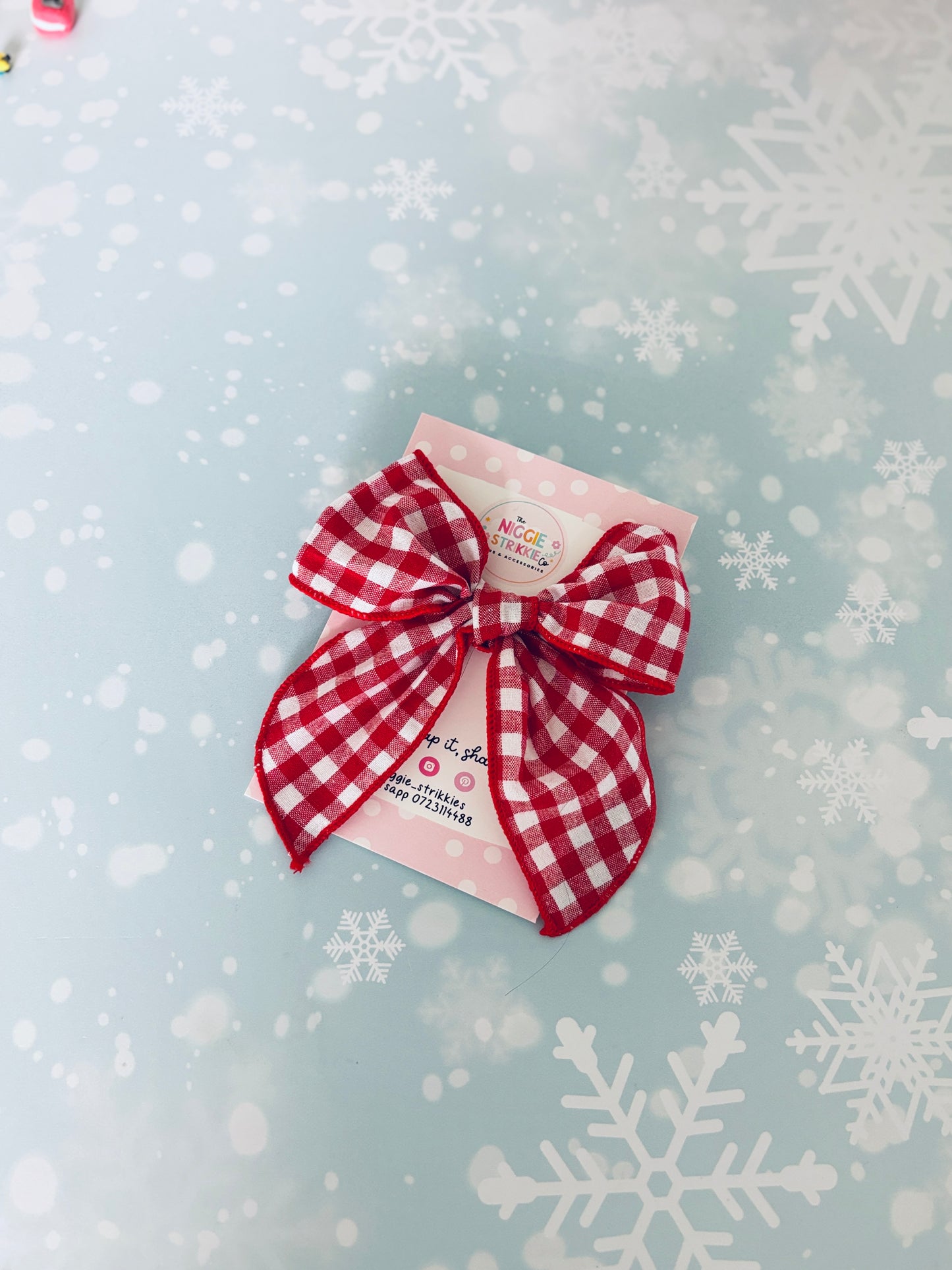 Charlotte handtied bows